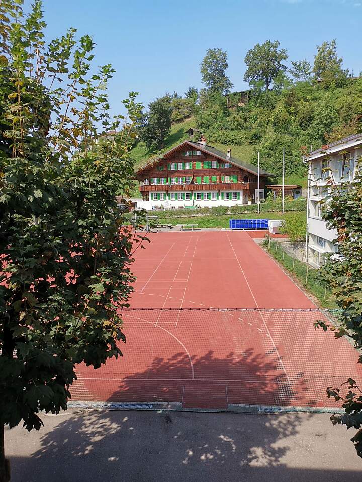 Foto roter Sportplatz